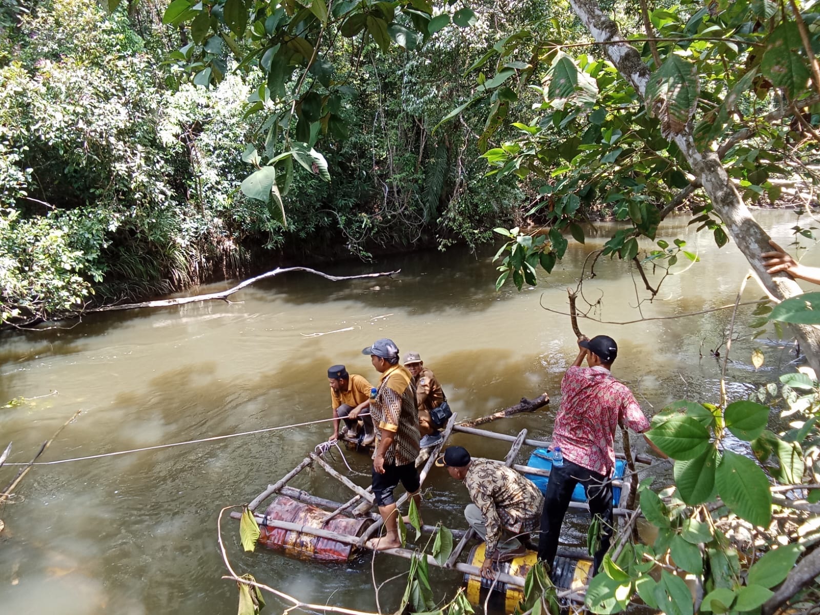TINJAU: Anggota DPRD Kayong Utara meninjau kondisi Sungai Siduk di Desa Riam Berasap Jaya, Kecamatan Sukadana, menyusul dugaan pencemaran dari aktivitas perkebunan sawit.