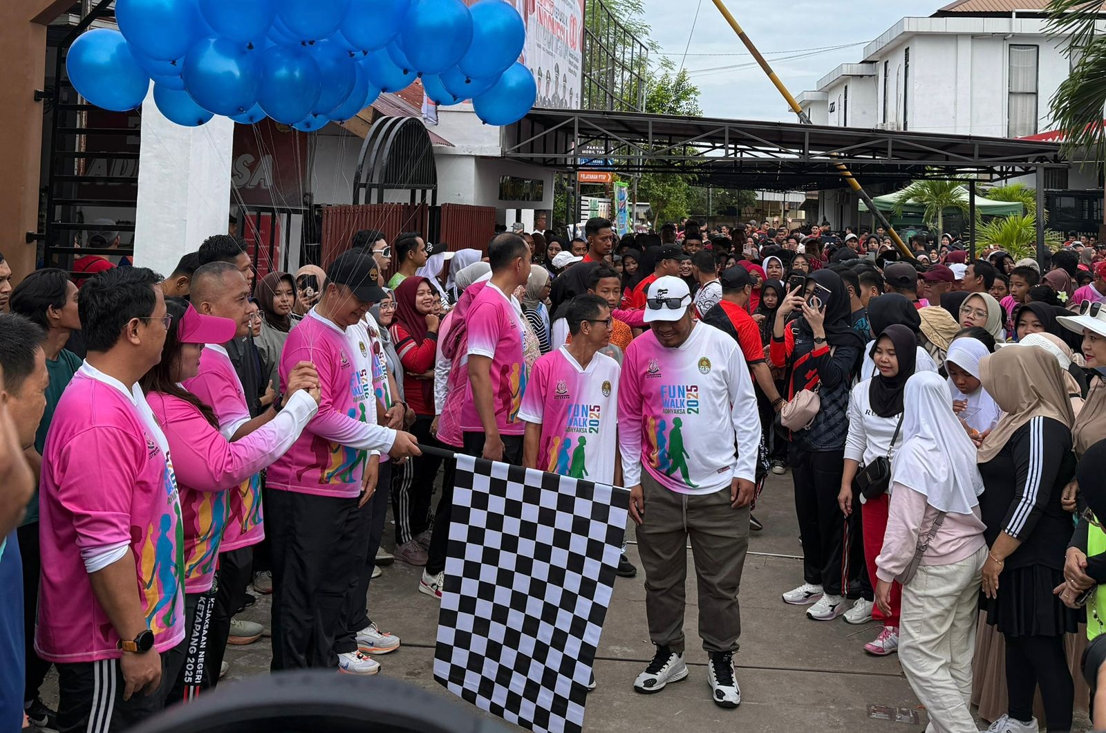 JALAN SANTAI: Ribuan warga Ketapang antusias mengikuti Jalan Santai Bersama Adhyaksa dalam rangka Hari Lahir Kejaksaan RI ke-80.