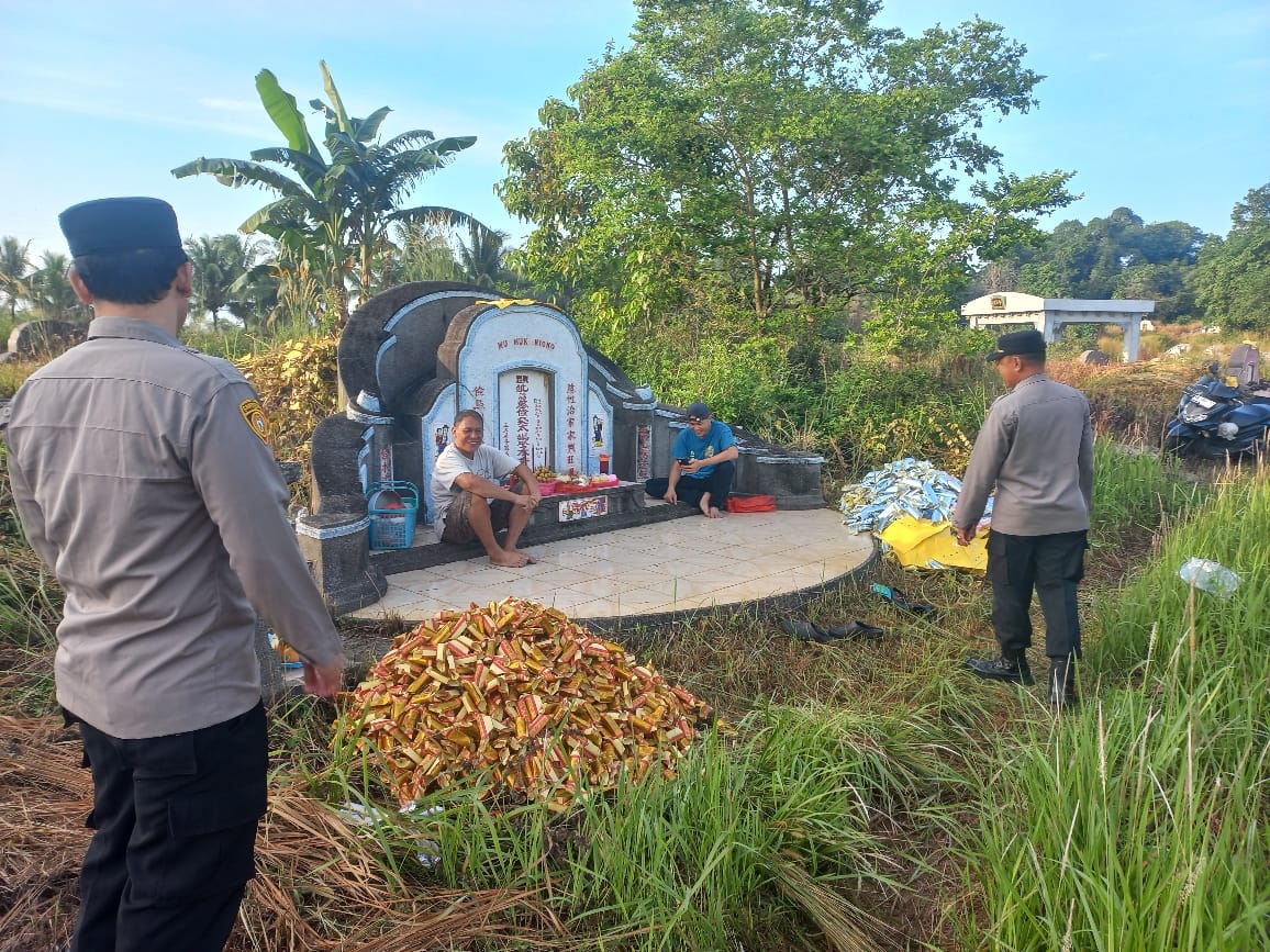 PENGAMANAN: Personel Polres Singkawang melakukan pengamanan tradisi sembahyang kubur di beberapa Lokasi pemakaman Kota Singkawang.