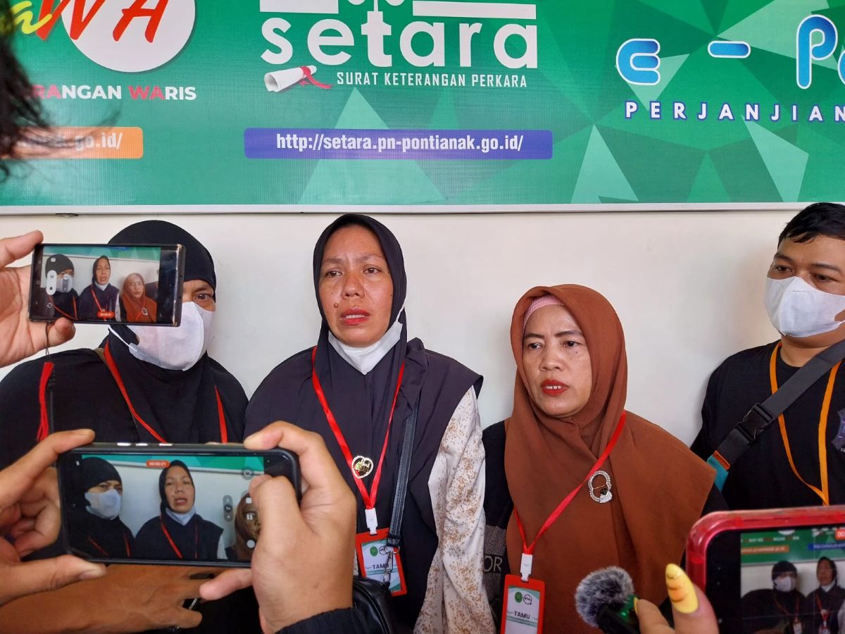 Keluarga tersangka AR memberikan keterangan usai sidang praperadilan di PN Pontianak, Senin (1/9).
