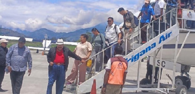 Penumpang turun dari pesawat di Bandara Wamena, termasuk rombongan Gubernur Papua Pegunungan yang mendapat pengamanan ketat.