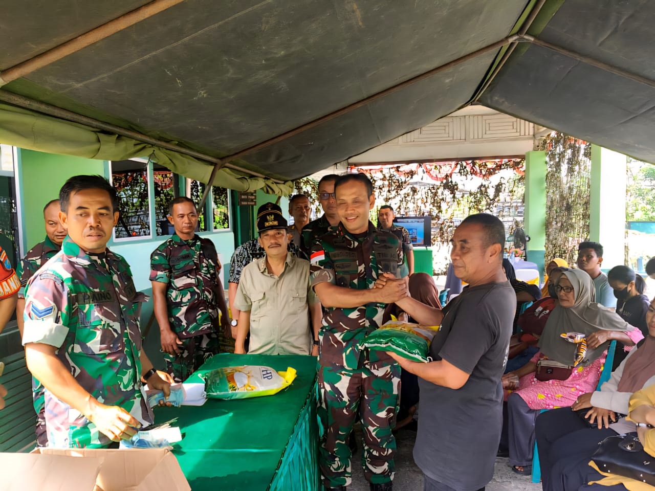 BERAS MURAH: Danrem 121/ABW Brigjen Purnomosidi memberikan beras murah yang dilaksanakan di Koramil Sungai Pinyuh.