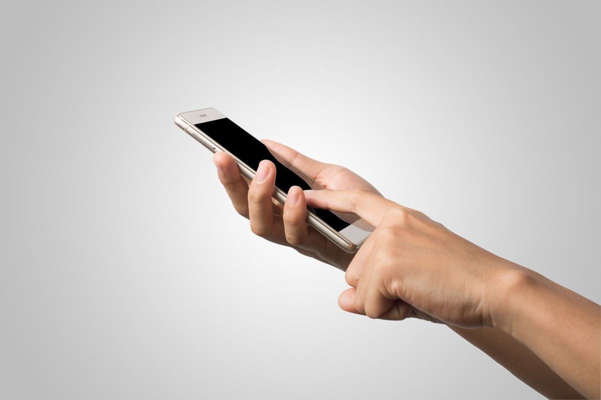 Cara membersihkan handphone, salah satu benda paling kotor di rumah.