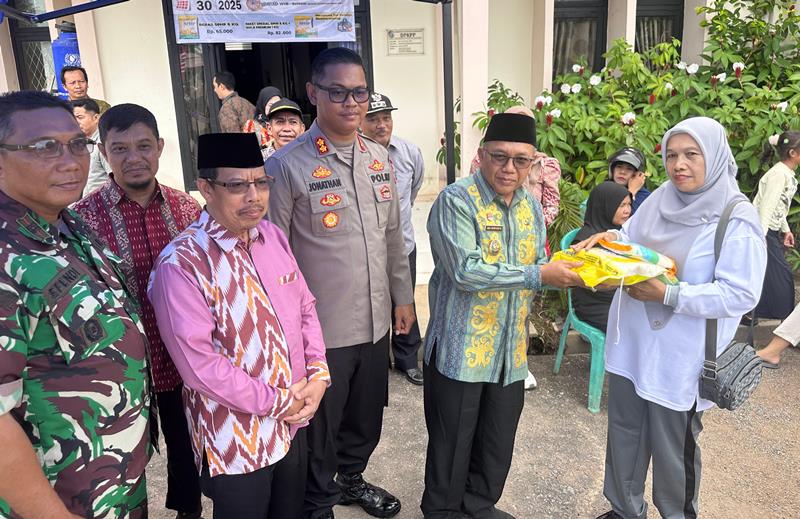 PAKET: Wabup Juli Suryadi menyerahkan paket pangan kepada masyarakat.