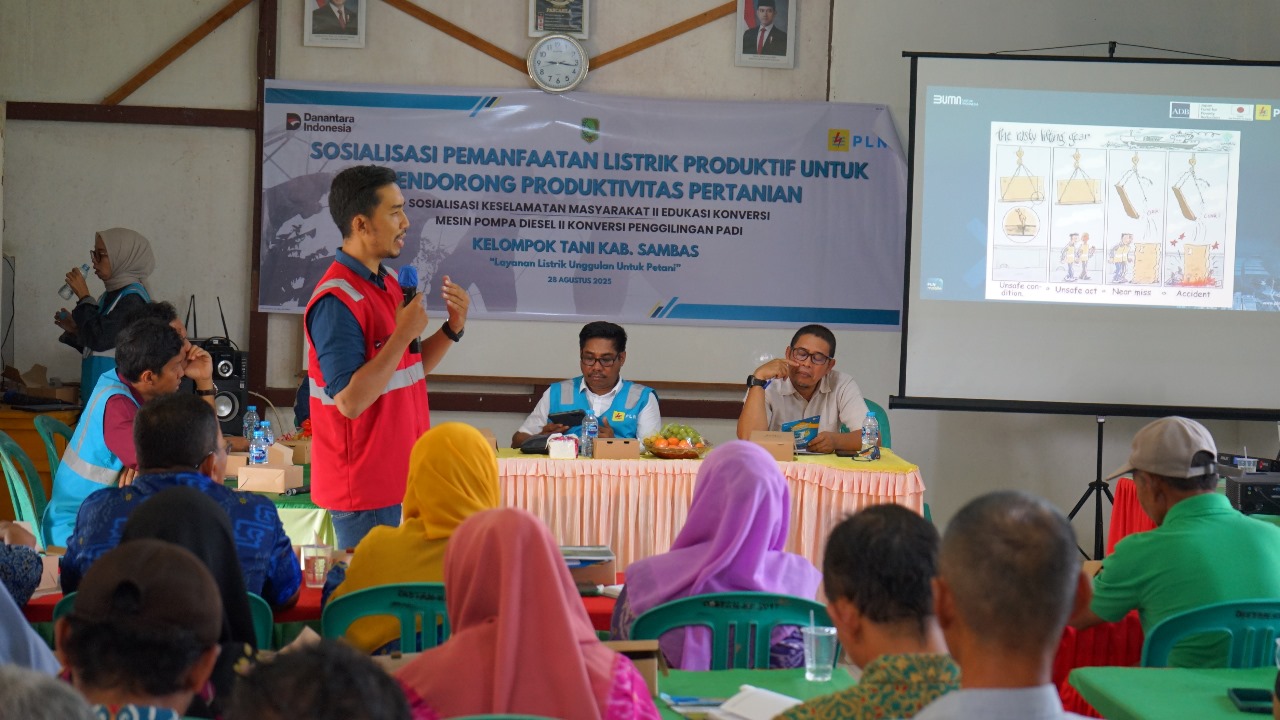 Tim Leader K3L PLN ULP Pemangat, Yepta Deny Martien menyampaikan materi tentang Keselamatan Ketenagalistrikan dalam kegiatan sosialisasi pemanfaatan listrik produktif, dorong produktivitas petani.