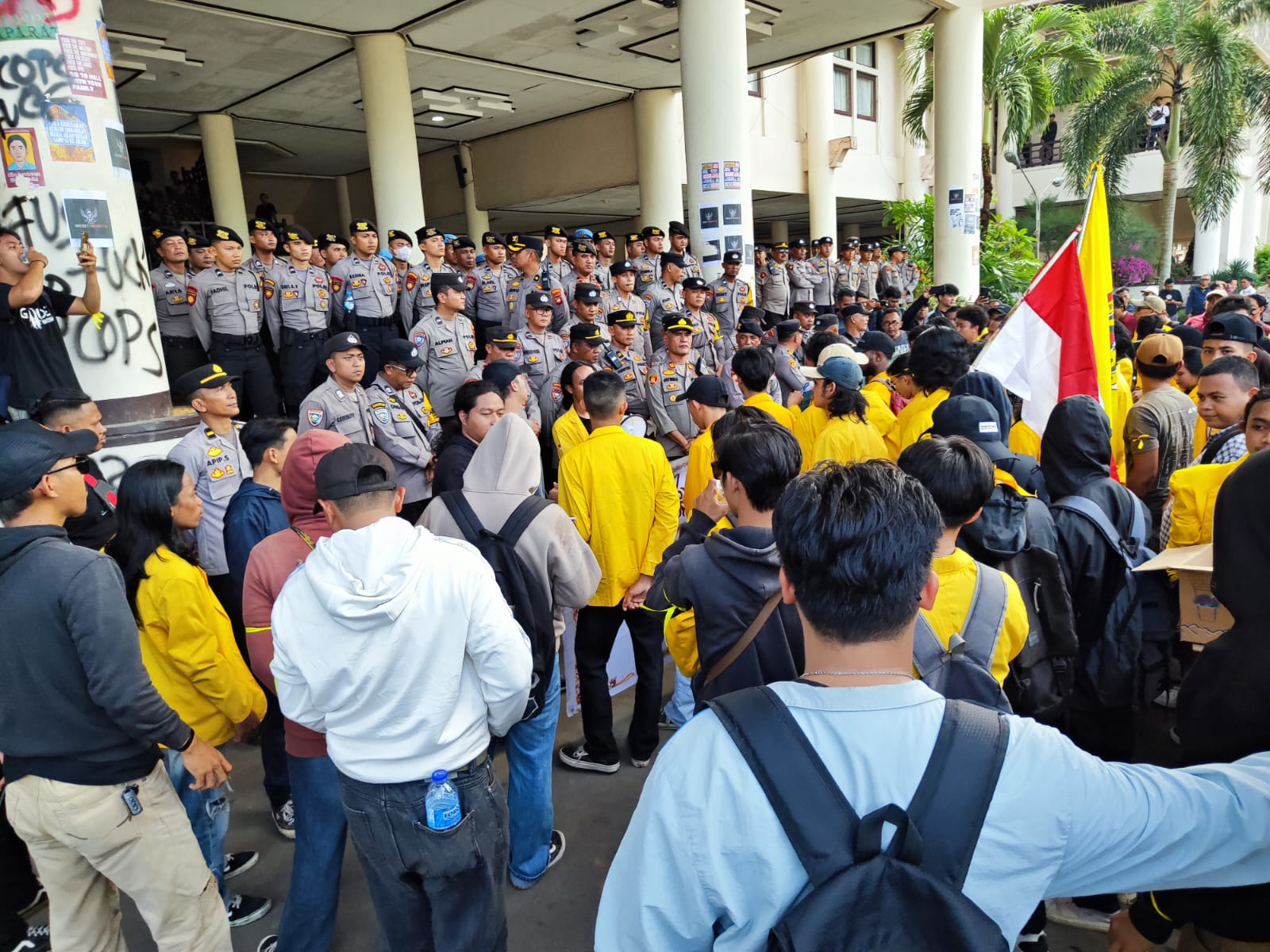 Ratusan mahasiswa berjaket kuning berunjuk rasa di depan Gedung DPRD Kalbar, dikawal ketat aparat kepolisian, Selasa (2/9).