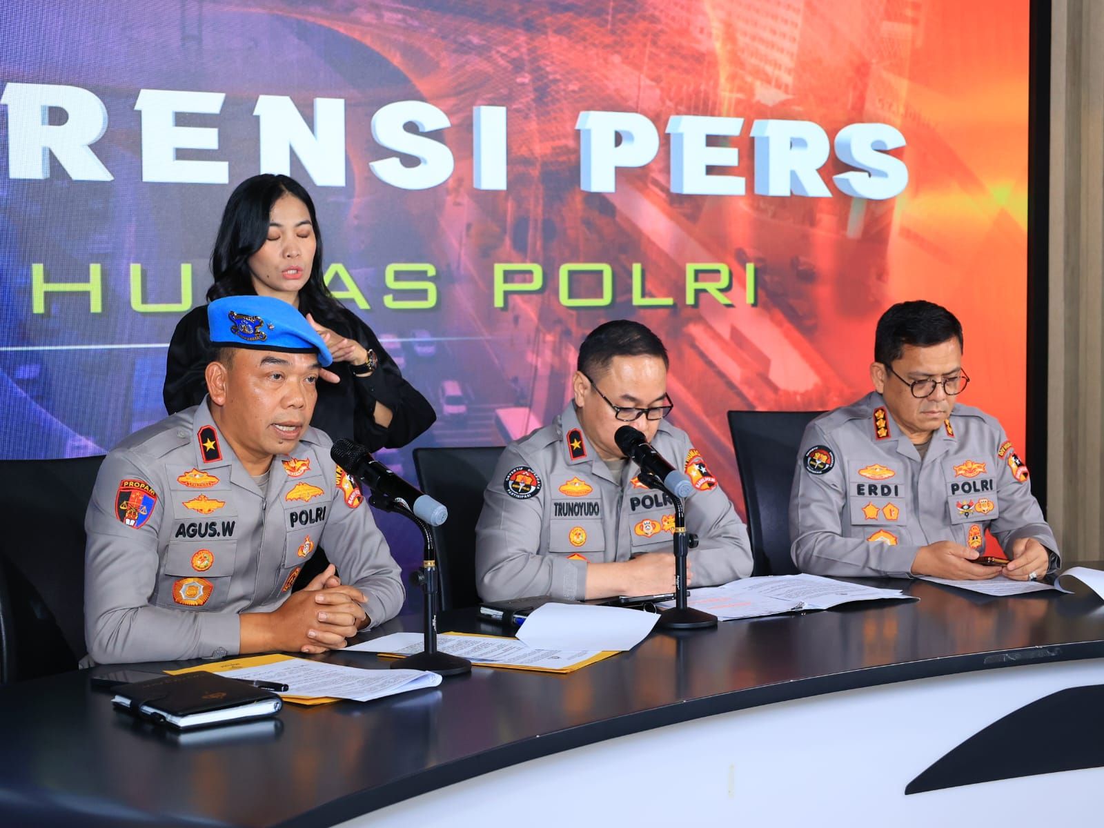 Tujuh anggota Brimob yang berada di dalam rantis saat melindas Affan Kurniawan bakal diajukan ke sidang Komisi Kode Etik Polri Rabu (3/9).