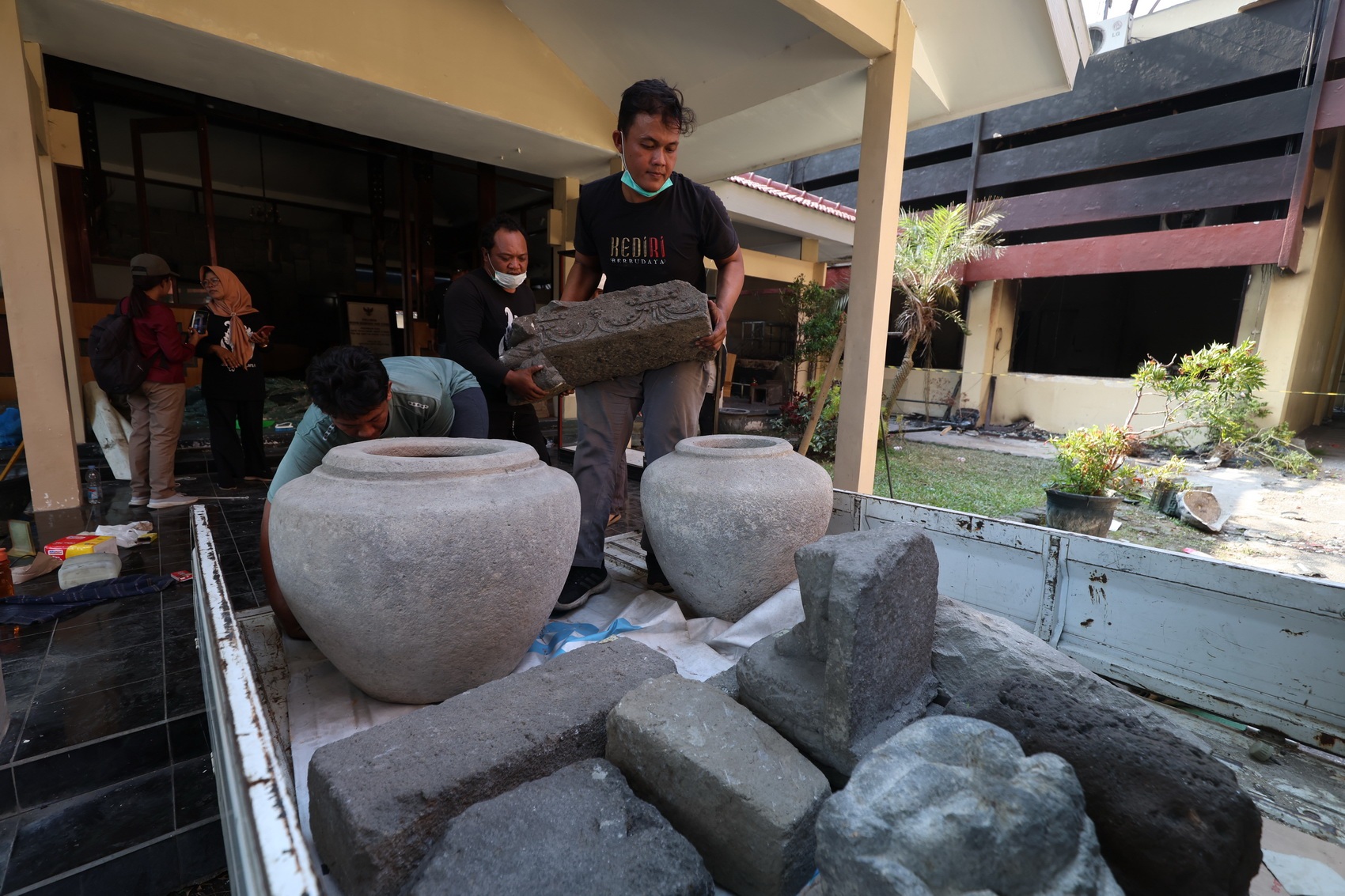 PORAK PORANDA: Sejumlah pekerja membersihkan Museum Begawanta Bhari di Kabupaten Kediri, yang Sabtu (30/8) malam lalu tak luput dari penjarahan.
