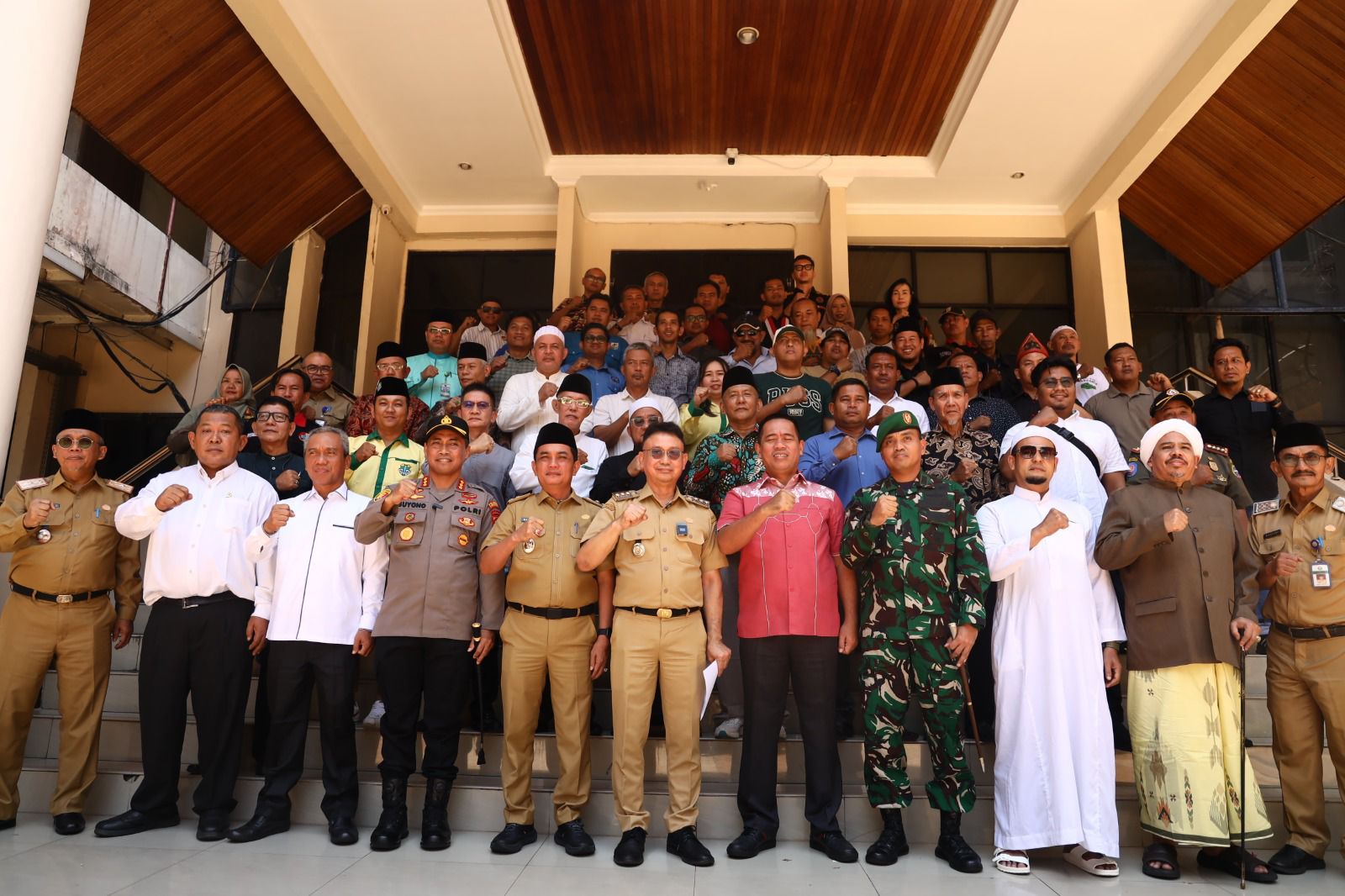 FORKOPIMDA: Wali Kota Pontianak Edi Rusdi Kamtono bersama Forkopimda, tokoh agama, tokoh masyarakat, organisasi masyarakat, organisasi kepemudaan dan seluruh elemen masyarakat menyampaikan pernyataan