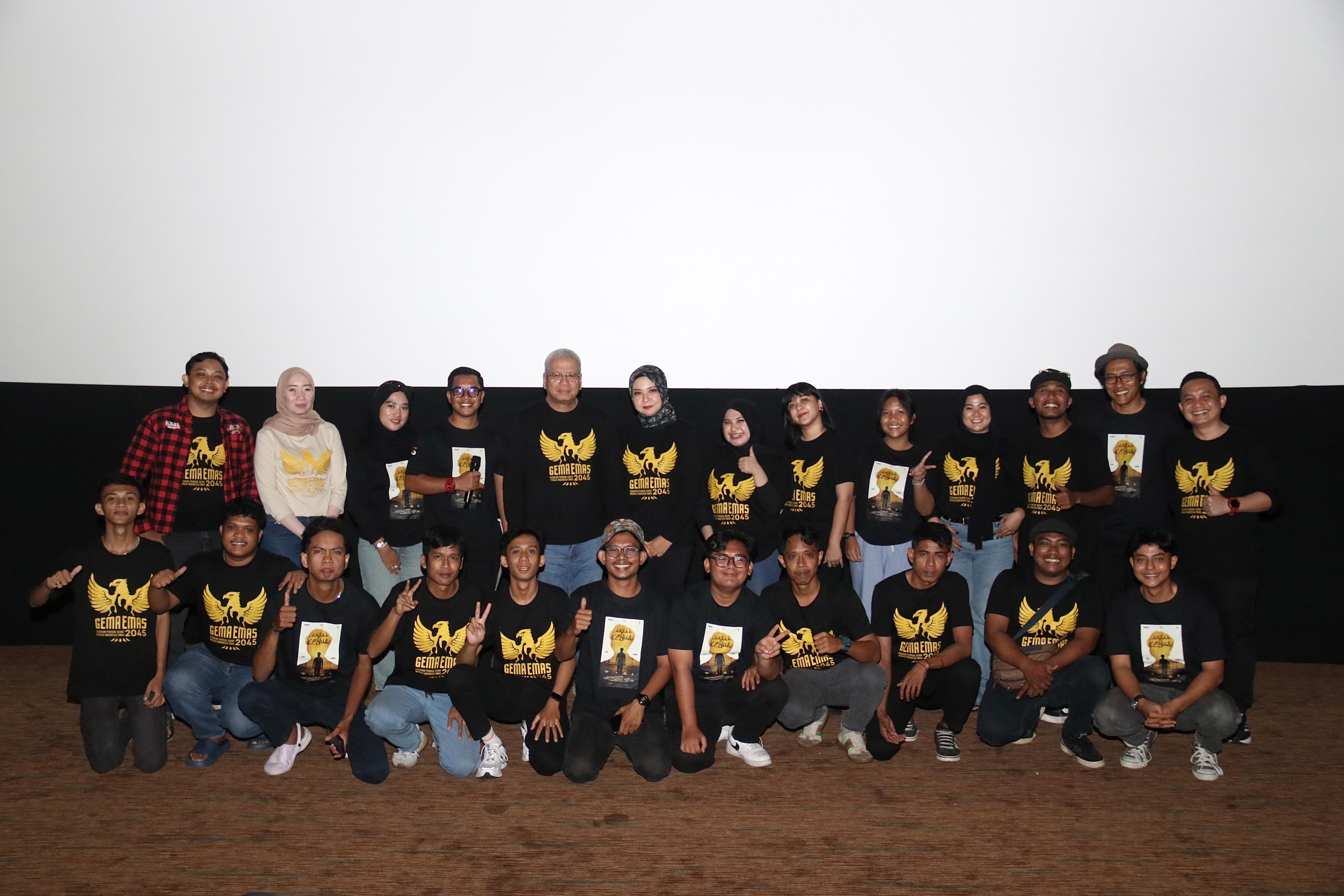 NOBAR : Sekda Kalbar Harisson bersama Kepala Disporapar Windy Prihastari foto bersama seusai screening film pendek Langkah Kedua di Bioskop XXI Ayani Mega Mall Pontianak, Jumat (29/8) malam.