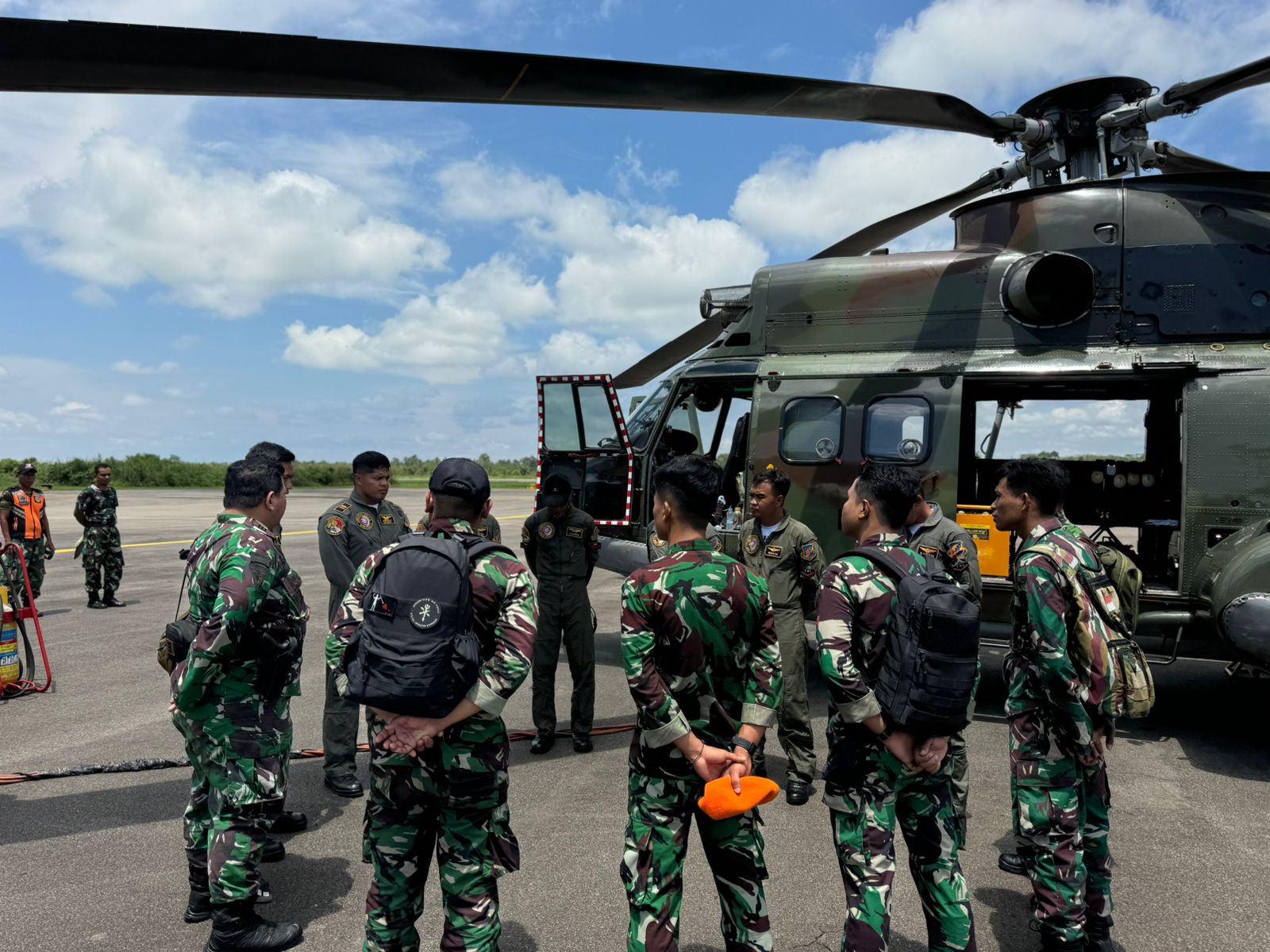 Personel Yon 465 Pasgat briefing sebelum berangkat misi pencarian Hely Airbus MBB hilang kontak.