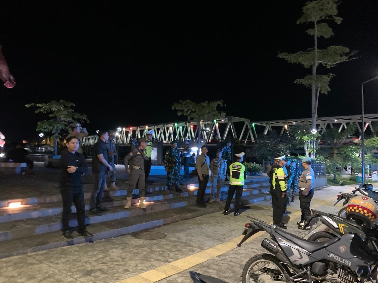 Patroli yang dilakukan TNI dan Polri untuk memastikan Kapuas Hulu aman dan tertib.