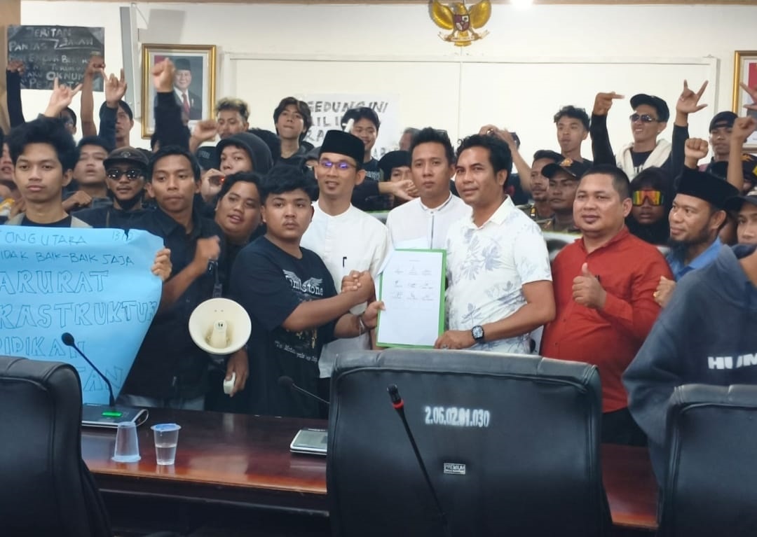 AKSI : Mahasiswa dan masyarakat Kayong Utara saat menyampaikan aspirasi dengan berorasi di ruang rapat DPRD Kayong Utara kemarin.