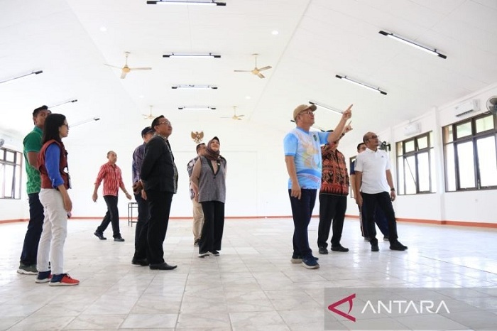 Sekda Kalbar Harisson meninjau kesiapan Sekolah Rakyat sebelum dioperasionalkan pada bulan ini.