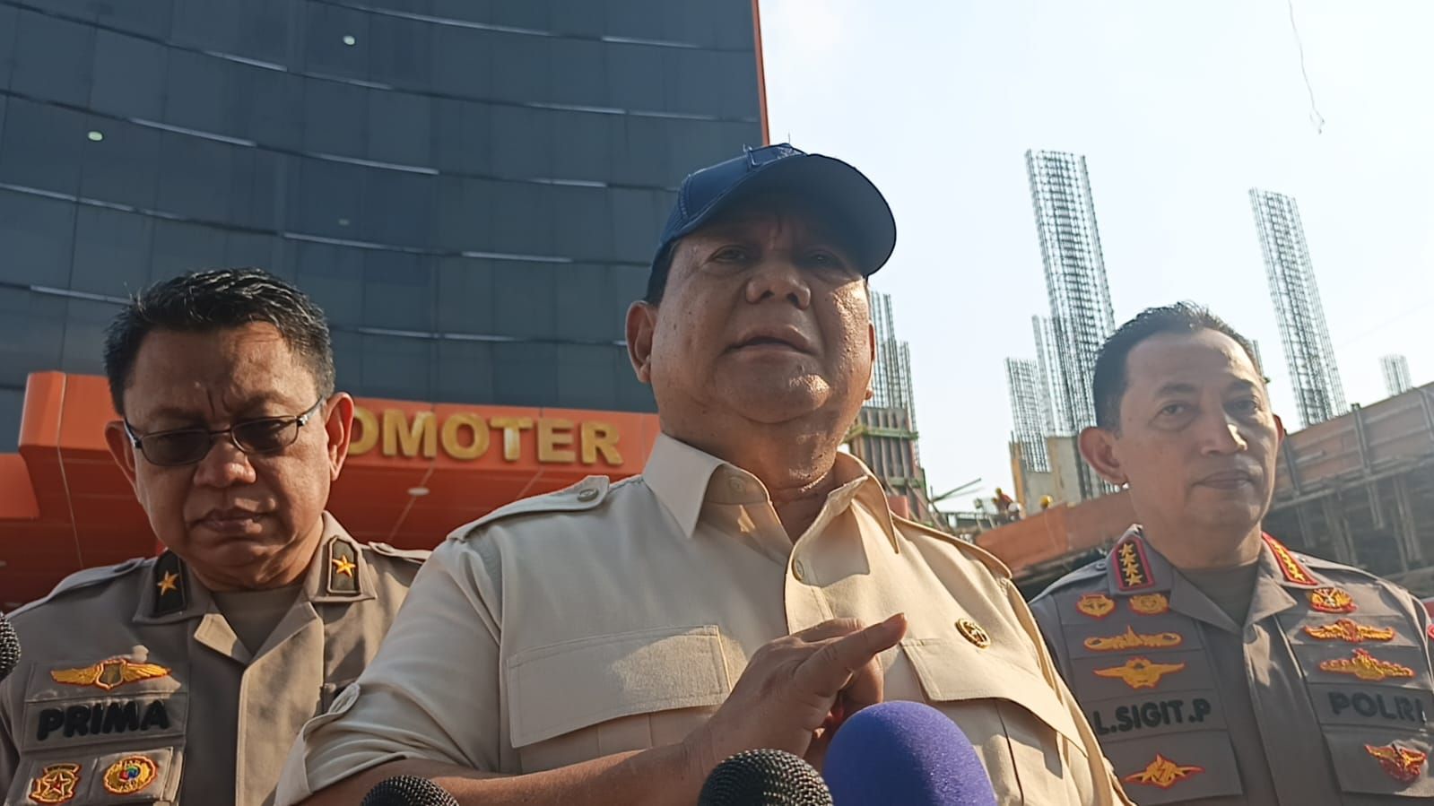 Presiden Prabowo Subianto memberi keterangan usai menjenguk korban kerusuhan di RS Polri Kramat Jati, Jakarta, Senin (1/9/2025).