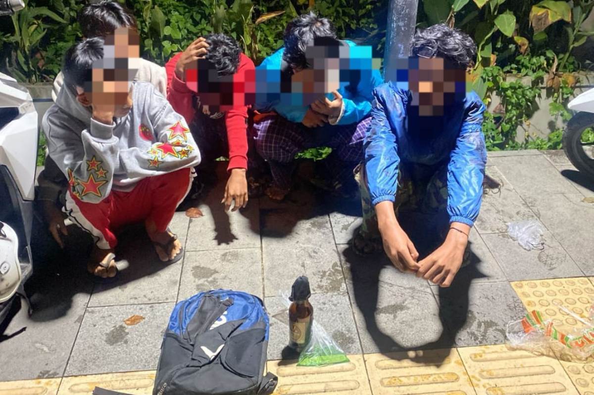 Sejumlah remaja diamankan membawa senjata tajam dan bom Molotov pada unjuk rasa di kantor DPRD Provinsi Kalbar, Senin (1/9/2025).