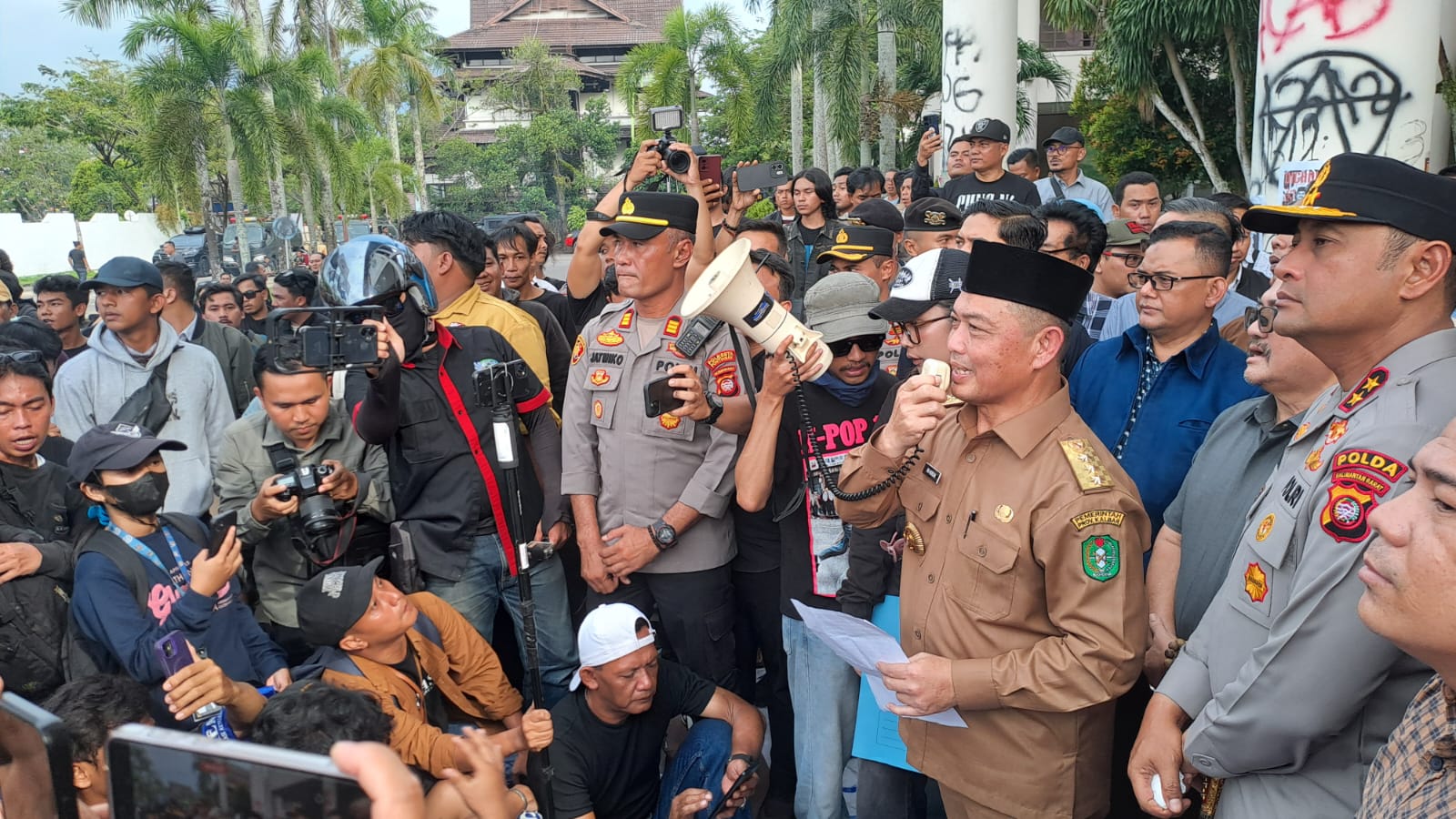 Gubernur Kalbar Ria Norsan menemui peserta aksi di DPRD, menegaskan aspirasi masyarakat akan diteruskan ke pemerintah pusat.