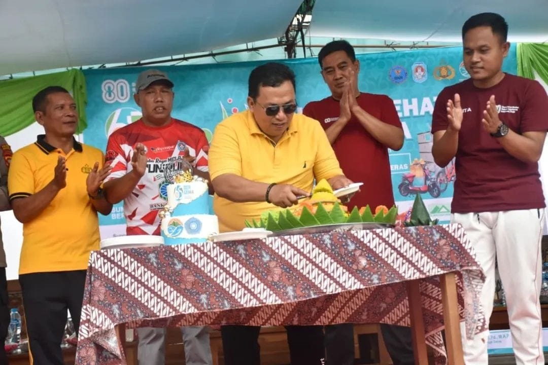 HUT: Wakil Bupati Kubu Raya Sukiryanto saat menghadiri HUT ke-65 Desa Sungai Deras, Kecamatan Teluk Pakedai, Minggu (31/8).