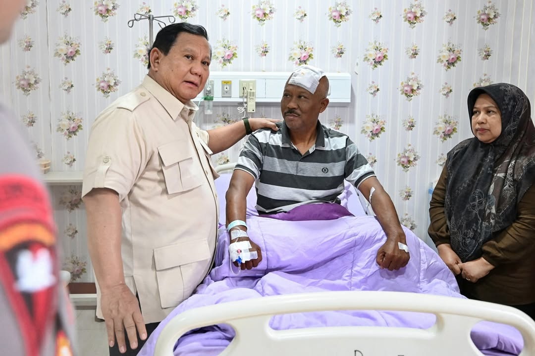Presiden Prabowo Subianto saat meninjau kondisi korban di rumah sakit Bhayangkara Tingkat 1 R. Said Sukanto Kramat Jati, Jakarta Timur (1/9/2025).