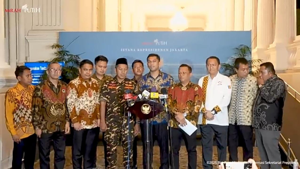 Pemuda Lintas Iman memberikan keterangan kepada awak media usai pertemuan dengan Presiden Prabowo Subianto di Istana Negara, Jakarta, Senin (1/9/2025). B