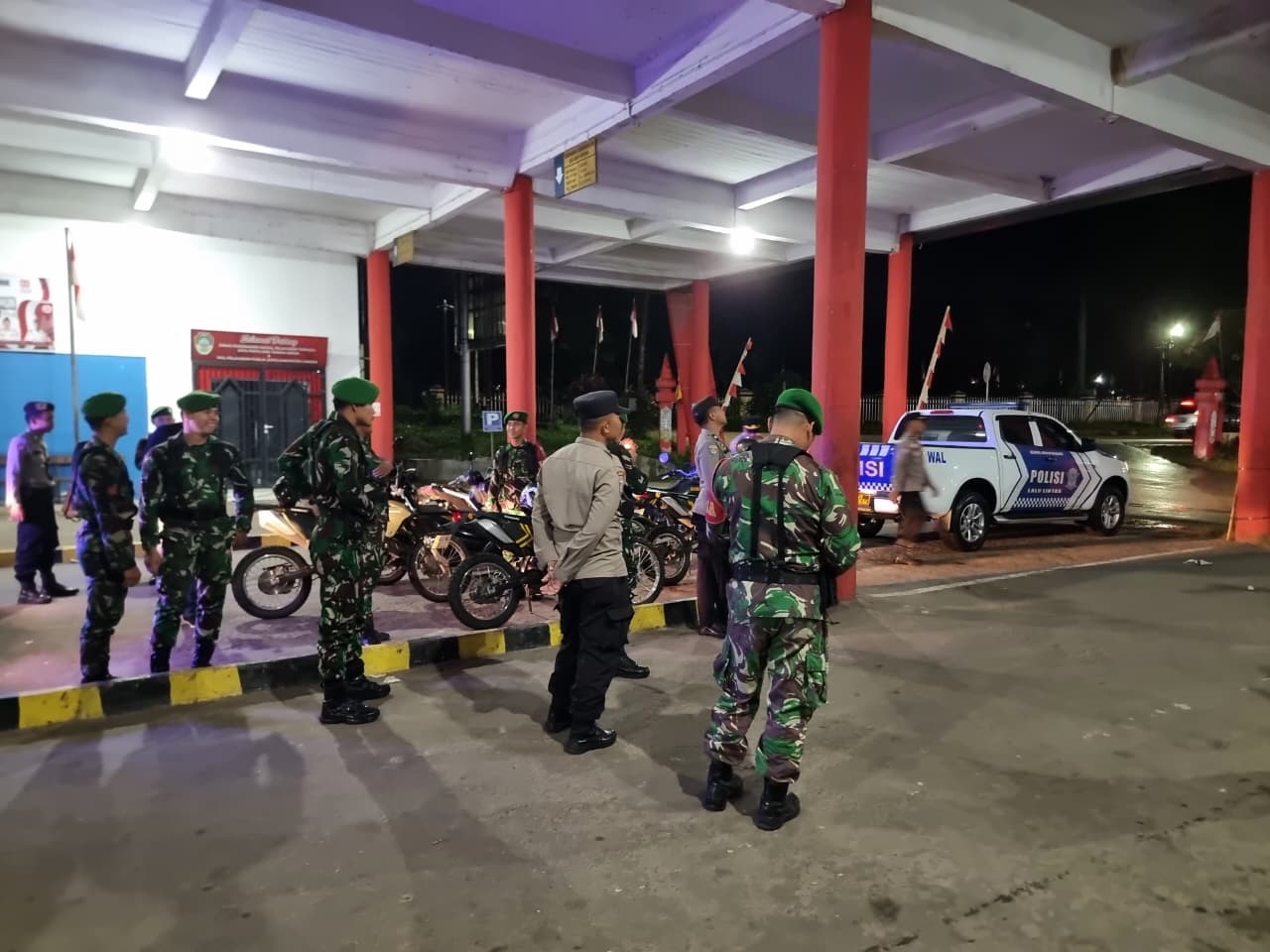 PATROLI : Tim gabungan TNI /Polri saat melakukan patroli bersama dalam menjaga kondisifitas di Kabupaten Landak.