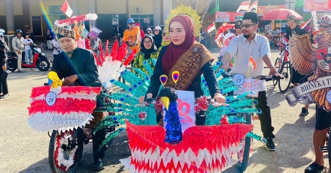 SEPEDA HIAS: Lomba sepeda hias warnai rangkaian acara perayaan HUT ke-80 RI di Sintang.