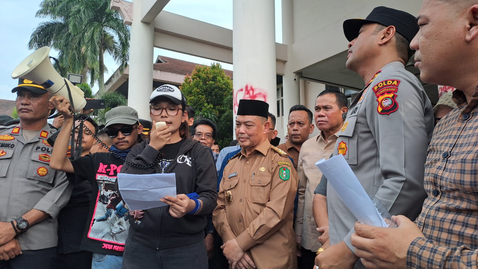 AKSI : Mahasiswa kembali mendatangi Kantor DPRD Kalbar dalam aksi unjuk rasa di Kota Pontianak yang ditemui langsung Gubernur Kalbar Ria Norsan.
