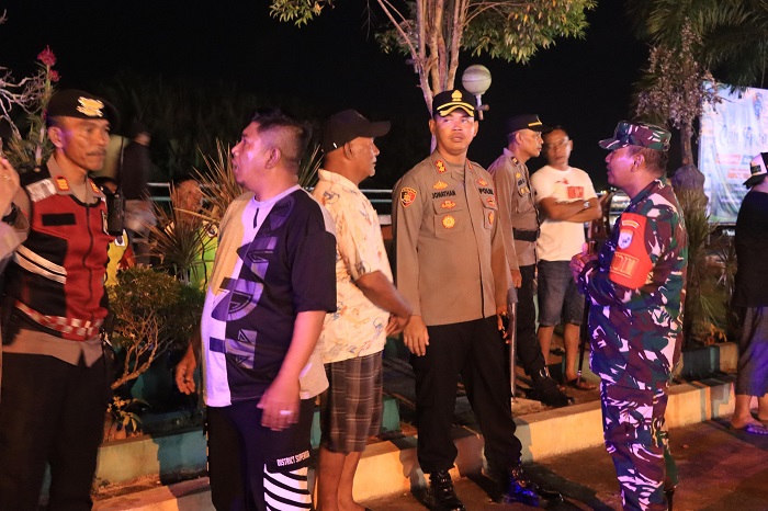 PATROLI: Kapolres dan Dandim Mempawah saat melakukan patroli gabungan.