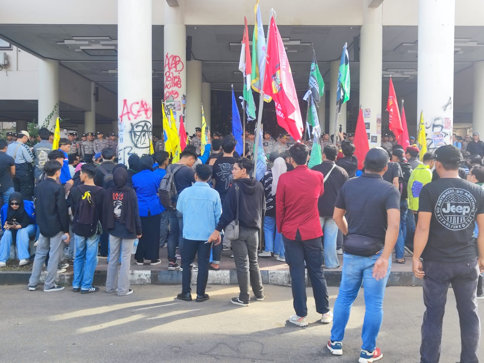 Ratusan mahasiswa Kalbar menggelar aksi damai di depan Gedung DPRD, menyuarakan aspirasi rakyat dengan pengawalan aparat.