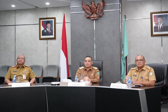 HADIR: Gubernur Kalbar Ria Norsan mengikuti Rakor Pengendalian Inflasi Daerah bersama Mendagri Tito Karnavian secara daring, Selasa (2/9).