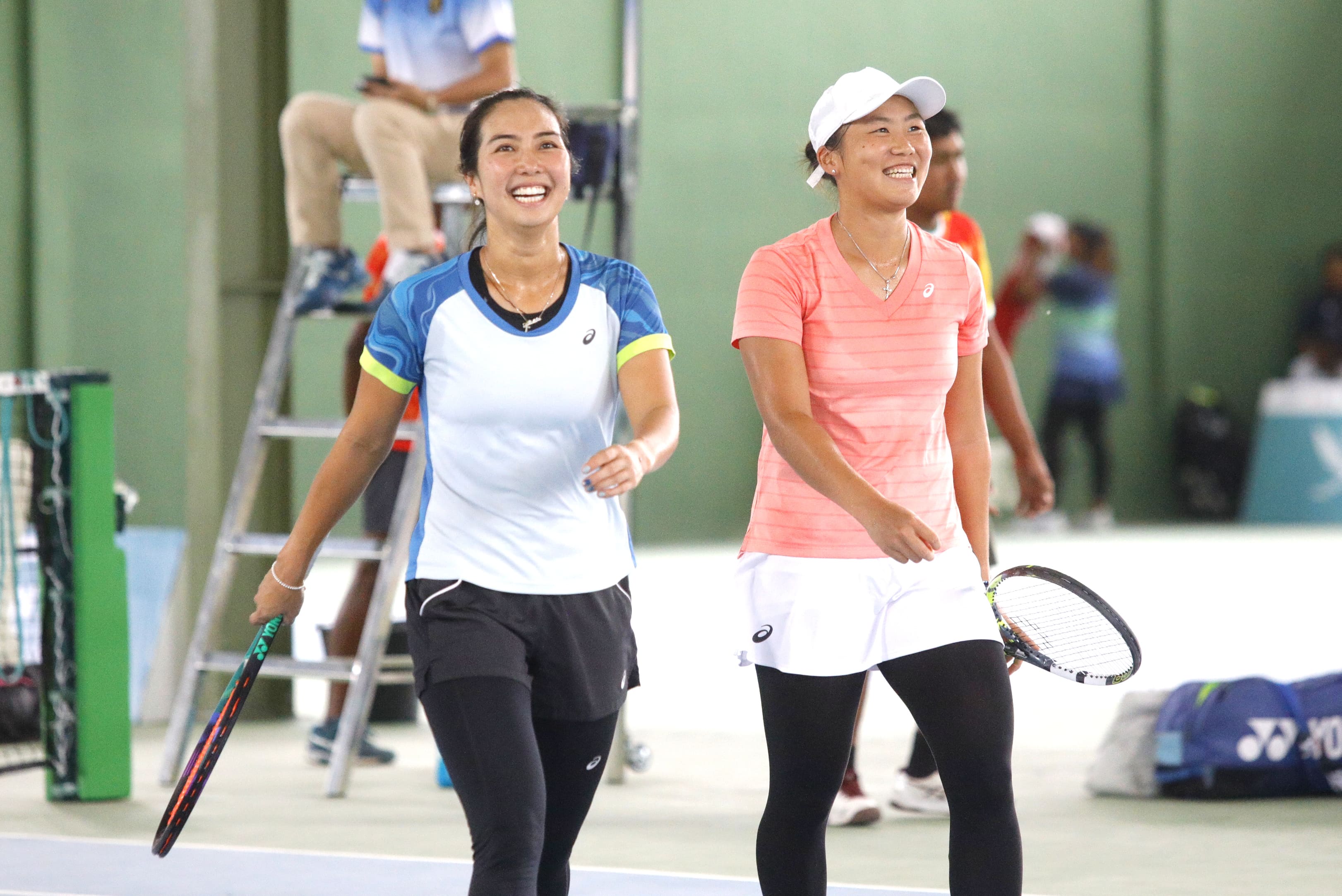 BERLATIH: Janice Tjen (kanan) dan Aldila Sutjiadi (kiri) belatih bersama.
