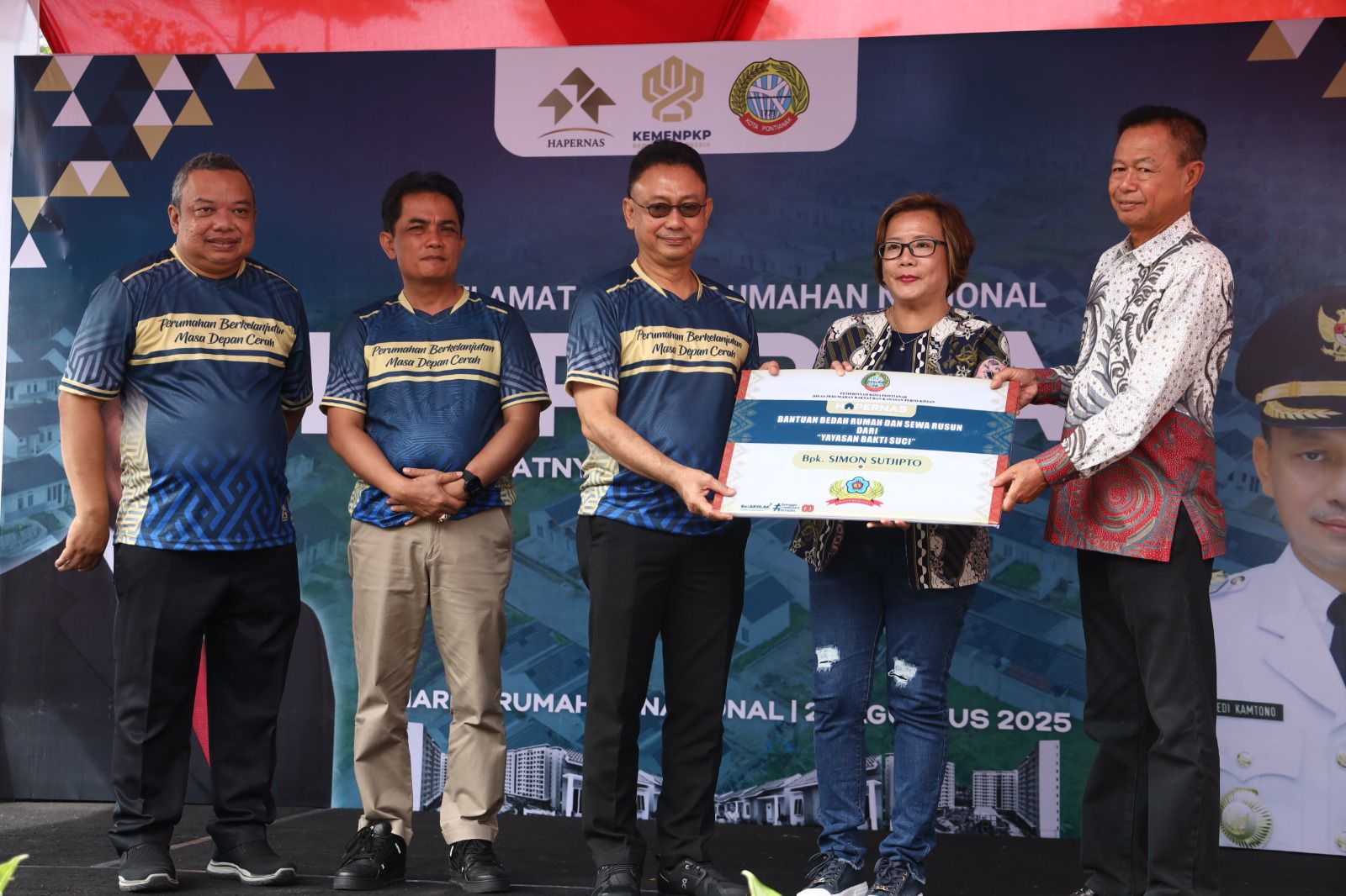 BANTUAN: Wali Kota Pontianak Edi Rusdi Kamtono menerima secara simbolis bantuan bedah rumah dan sewa rusun dari Yayasan Bakti Suci.