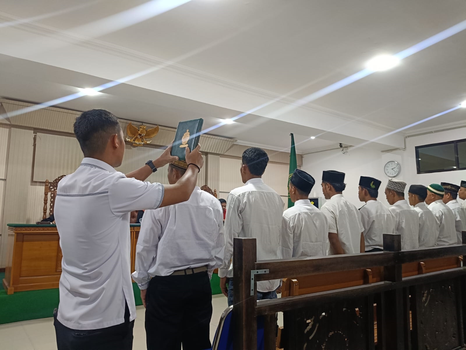 Para terdakwa kasus pengeroyokan di Bunut Hulu saat diambil sumpah dalam persidangan di Pengadilan Negeri Putussibau