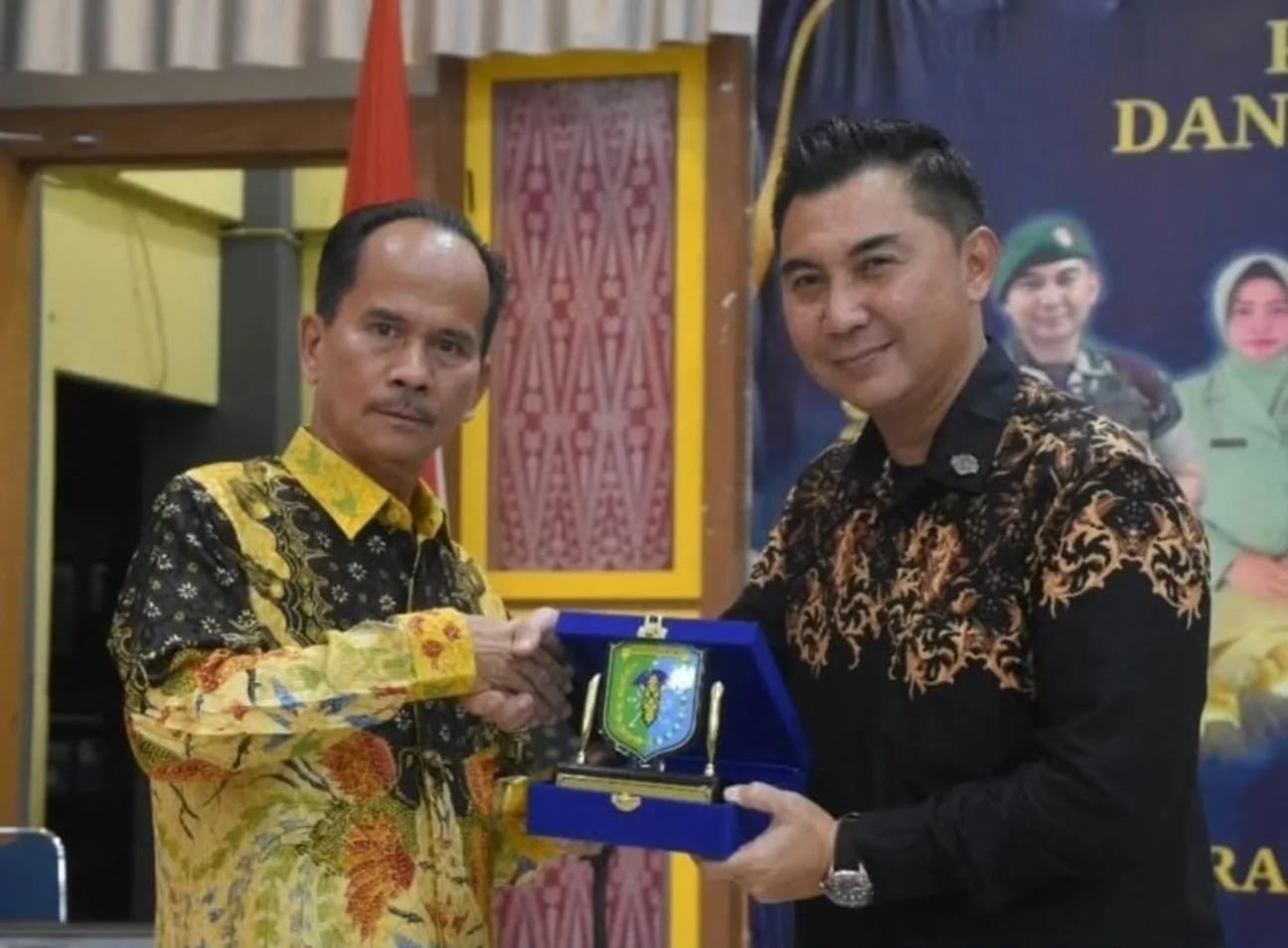 SERTIJAB: Bupati Sintang Gregorius Bala memberikan cindera mata kepada Rangga Bayu Widiartha dalam acara serah terima jabatan Komandan Kodim 1205 Sintang.&nbsp;