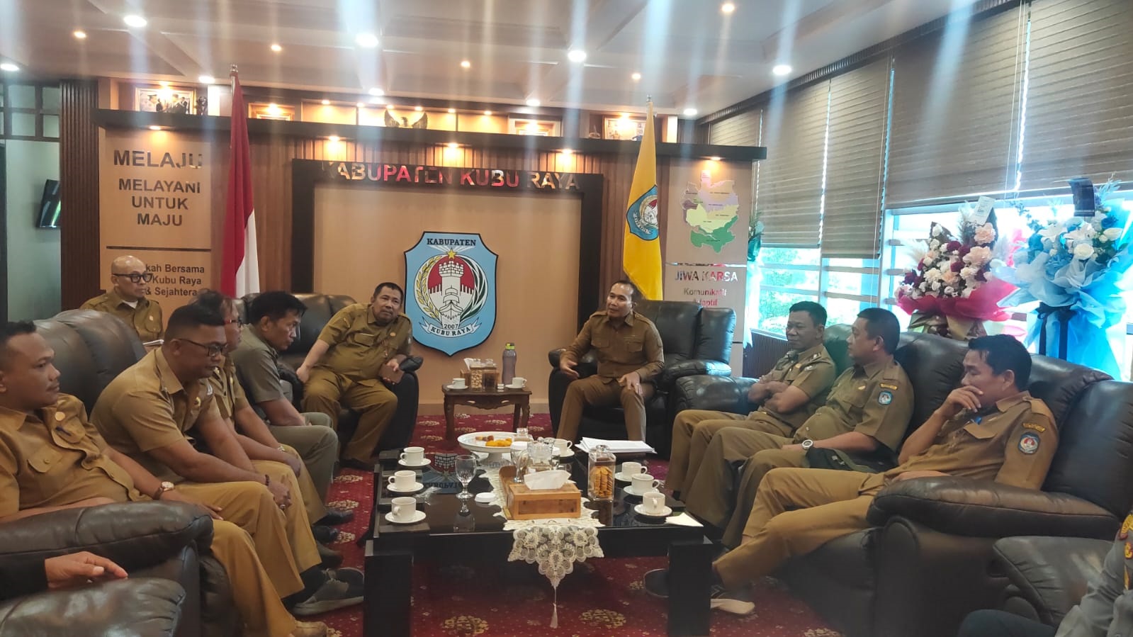 RAPAT: Bupati Kubu Raya Sujiwo memimpin rapat darurat bersama camat dan kepala desa membahas keluhan warga terkait kerusakan jalan akibat truk bertonase berat.