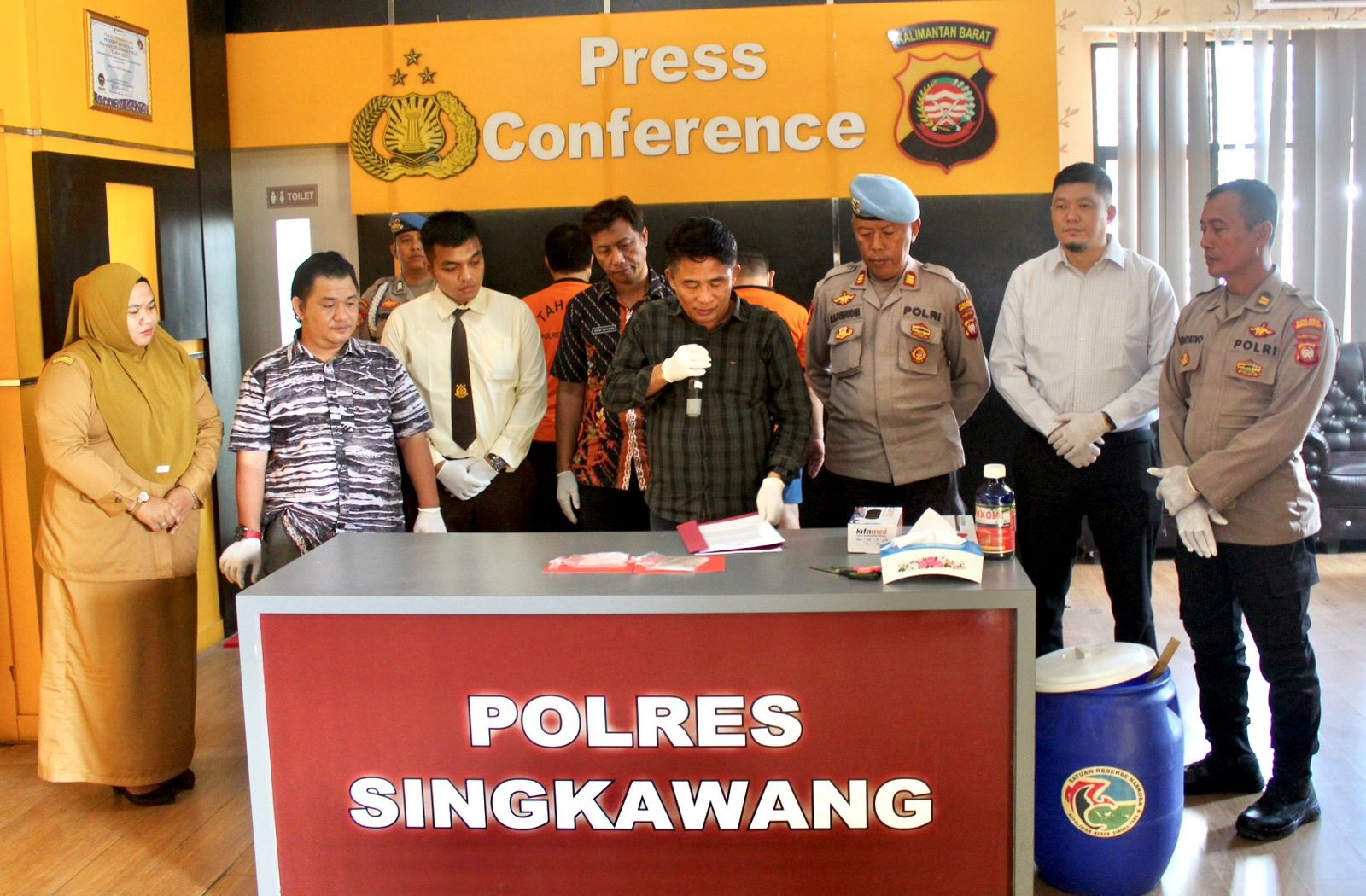 BARANG BUKTI: Satresnarkoba Polres Singkawang saat menunjukkan barang bukti sabu hasil ungkap kasus dengan tersangka TRD, warga Bengkayang.