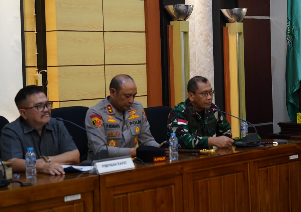 IMBAUAN: Pangdam XII/Tanjungpura Mayjen TNI Jamallulael dan Kapolda Kalbar Irjen Pol Pipit Rismanto menyerukan masyarakat tetap tenang dan menjaga kondusivitas pasca kericuhan aksi di Pontianak.