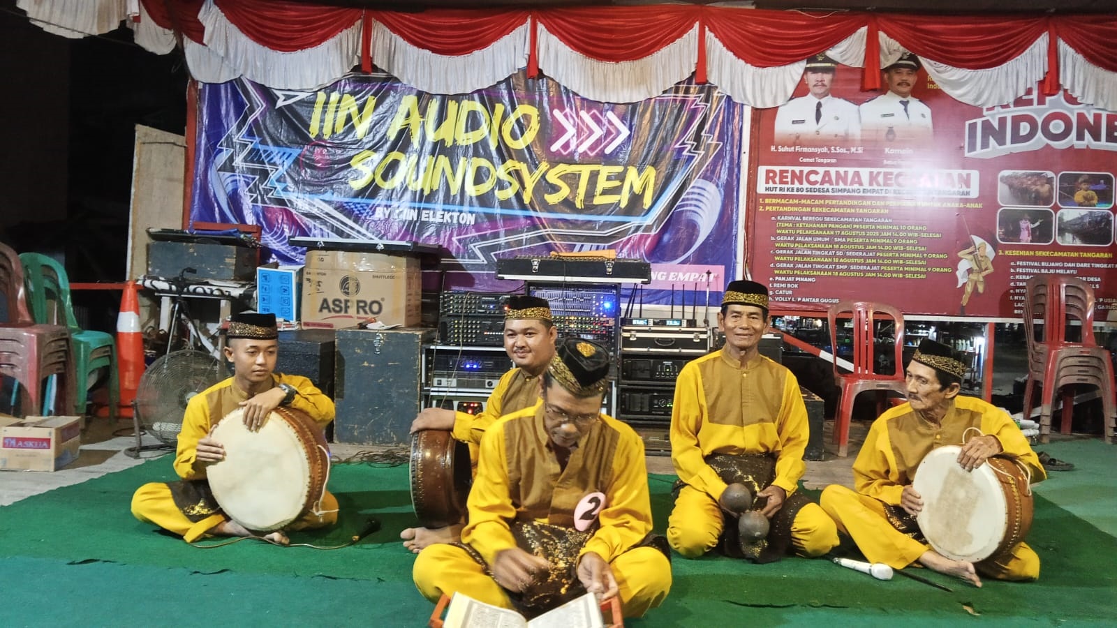 FESTIVAL: Salah satu peserta sedang tampil dalam Festival Baca Rawi memeriahkan HUT ke-80 Kemerdekaan RI di Kecamatan Tangaran.