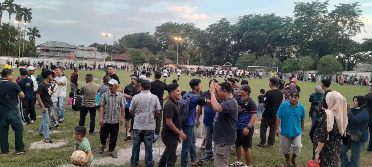 ANTUSIAS: Turnamen Fogoromas Cup menyodot animo masyarakat untuk menyaksikan pertandingan sepak bola.