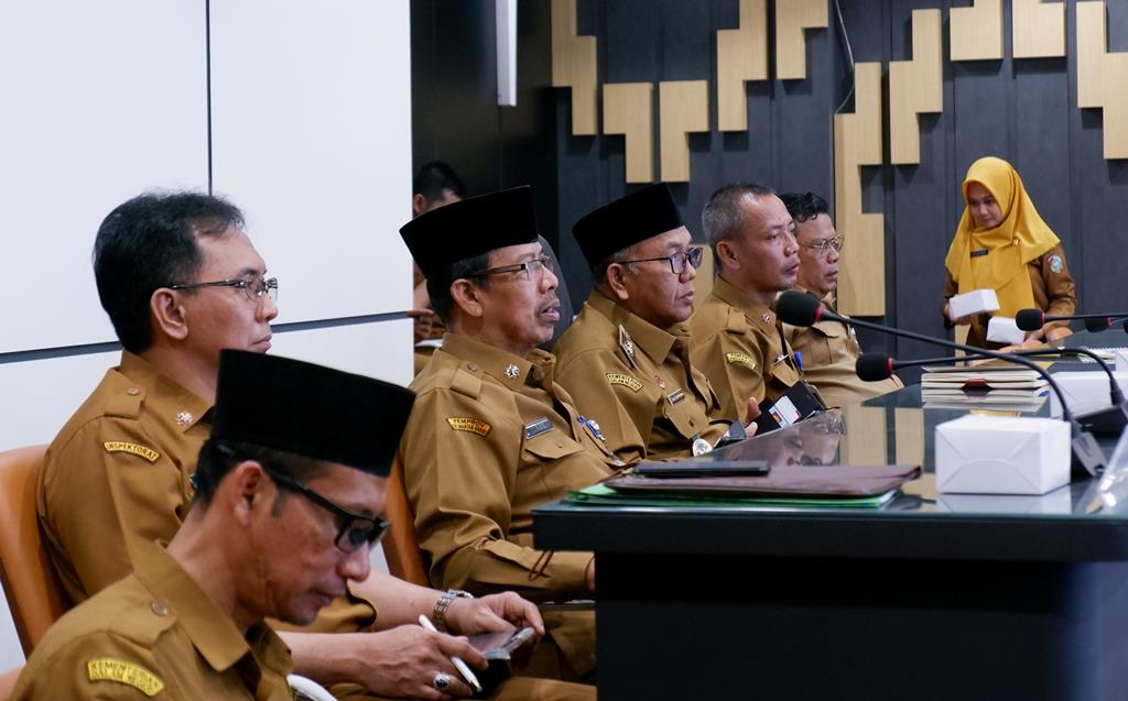 RAPAT: Wabup, Sekda, dan sejumlah OPD Pemkab Mempawah menghadiri rakor secara virtual
