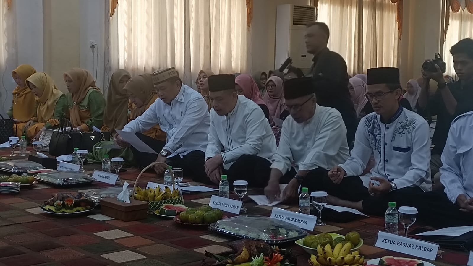 Para tokoh agama dan pejabat menghadiri peringatan Maulid Nabi Muhammad SAW 1447 H yang dirangkai dengan zikir dan doa bersama.