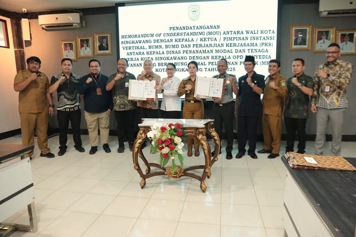 TANDA TANGAN: Wali Kota Singkawang Tjhai Chui Mie menandatangani nota kesepahaman dengan instansi dan BUMN di Mall Pelayanan Publik, sebagai komitmen peningkatan kualitas layanan bagi masyarakat.