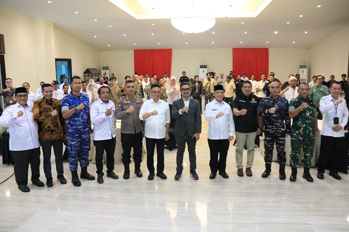 DIABADIKAN: Foto bersama Gubernur dengan Ketua AMSI Kalbar dan jajaran undangan yang hadir dalam Pelantikan dan Rakerwil AMSI Kalbar.