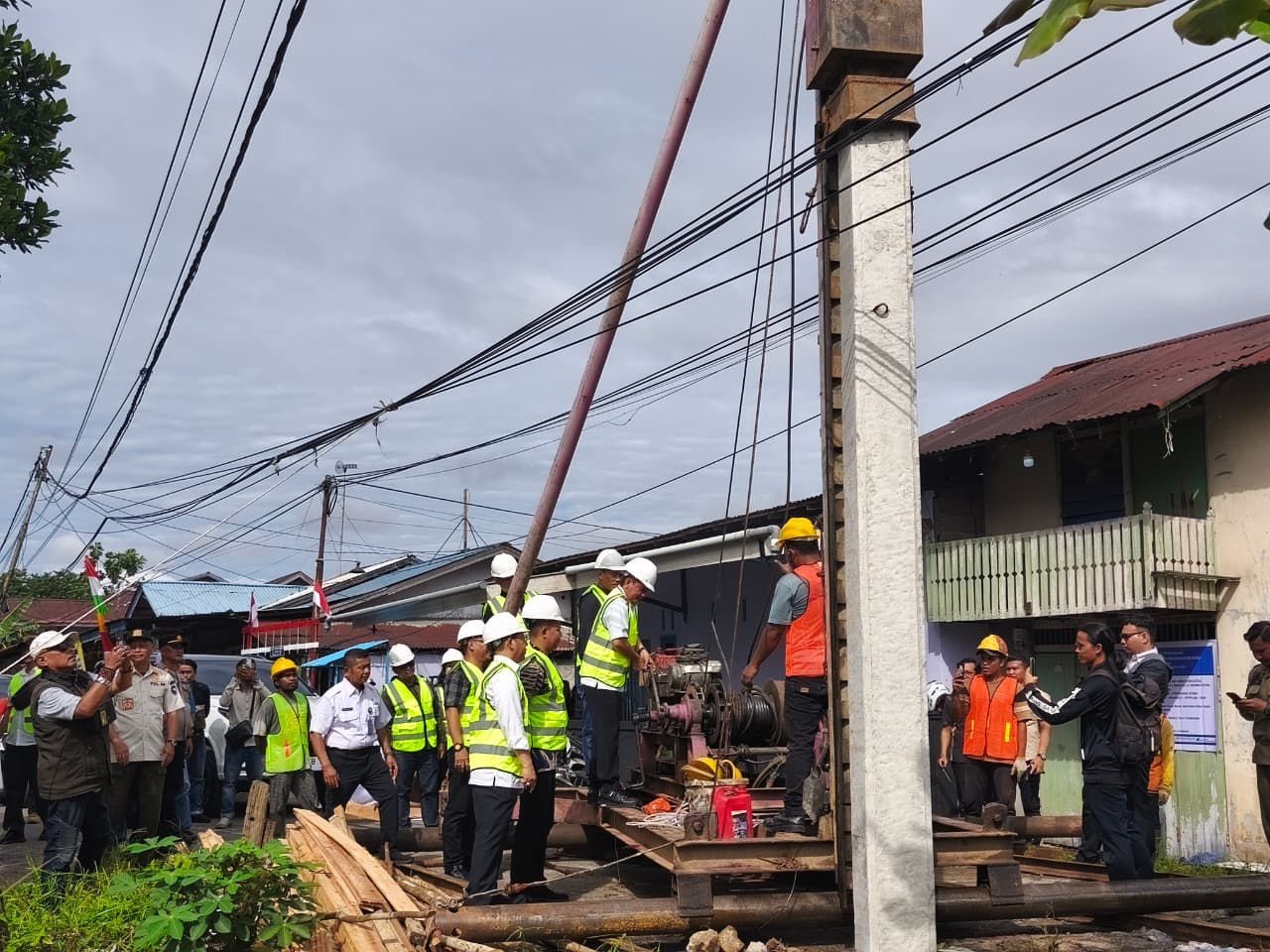 BANGUN JEMBATAN: Wakil Wali Kota Pontianak Bahasan melakukan pemancangan tiang pertama pembangunan Jembatan Jalan Dharma Putra Pontianak Utara.