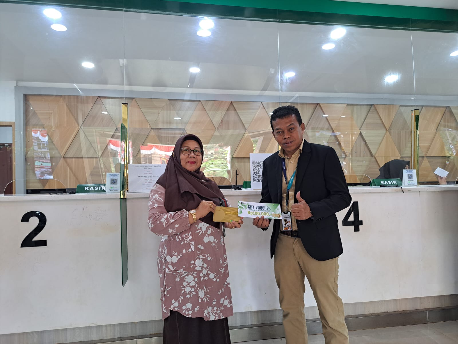 Deputy Bisnis Area Pontianak, Abdul Lafaz Isnainy, menyerahkan voucher top up Tabungan Emas senilai Rp100 ribu kepada nasabah terpilih pada perayaan Hari Pelanggan Nasional di Pegadaian Area Pontianak