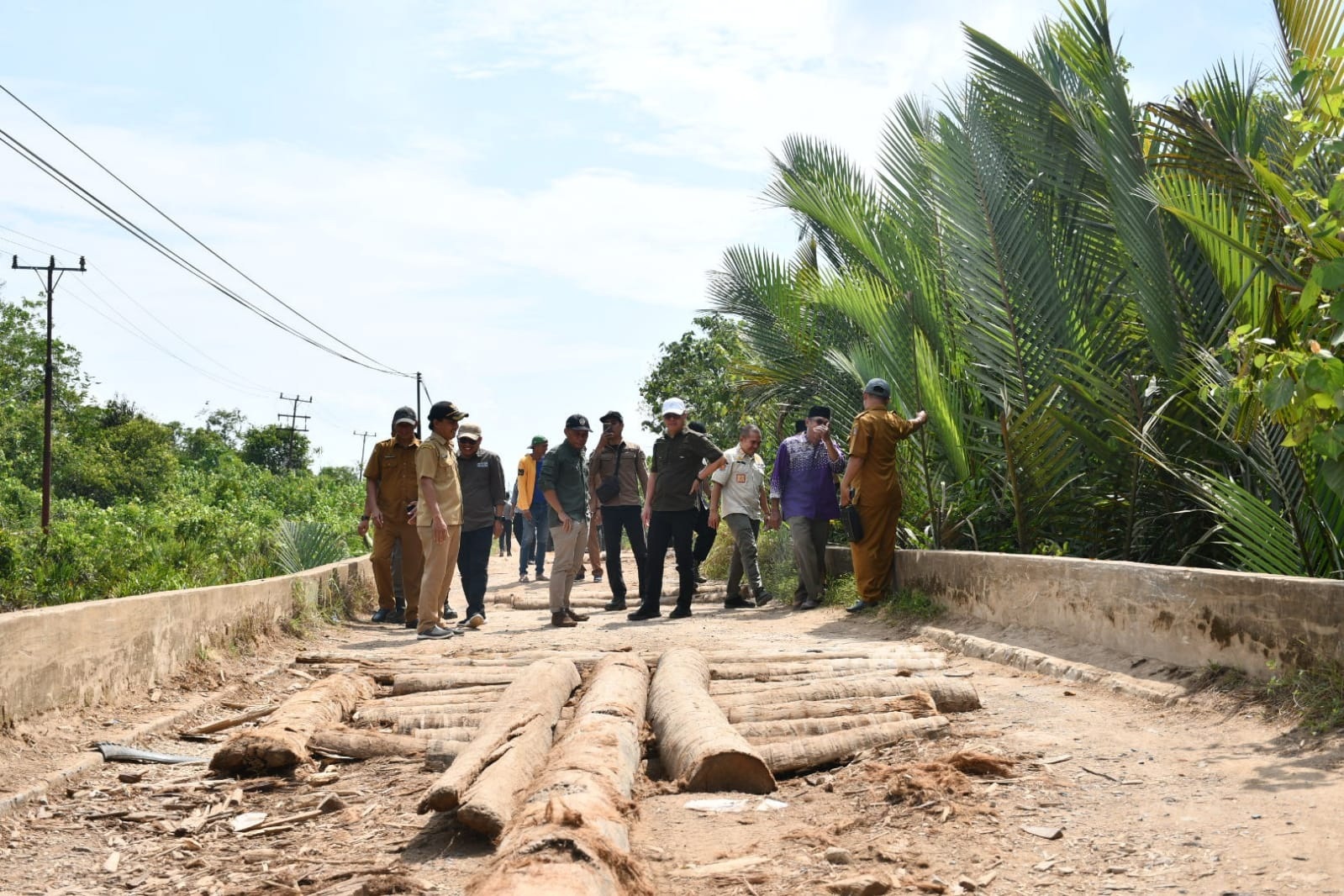 TINJAU : Bupati Kayong Utara, Romi Wijaya, meninjau kondisi jalan Desa Mas Bangun dan jembatan Desa Banyu Abang, Kecamatan Teluk Batang.