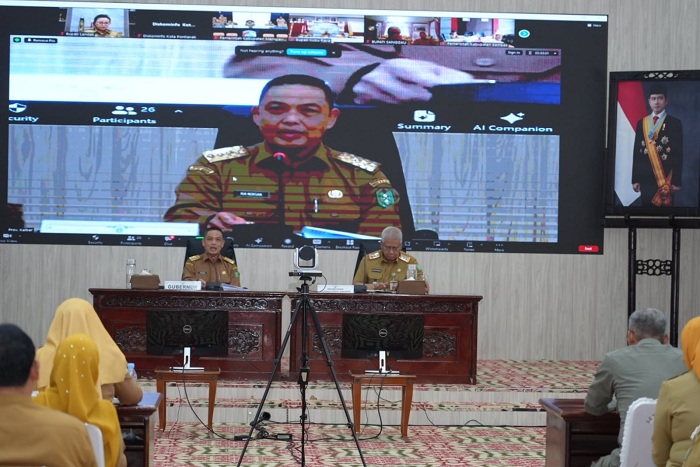 RAKOR: Gubernur Kalbar Ria Norsan memimpin rapat koordinasi virtual bersama bupati/wali kota se-Kalimantan Barat, menegaskan kondisi daerah tetap aman di tengah gelombang demo nasional, Selasa (2/9).