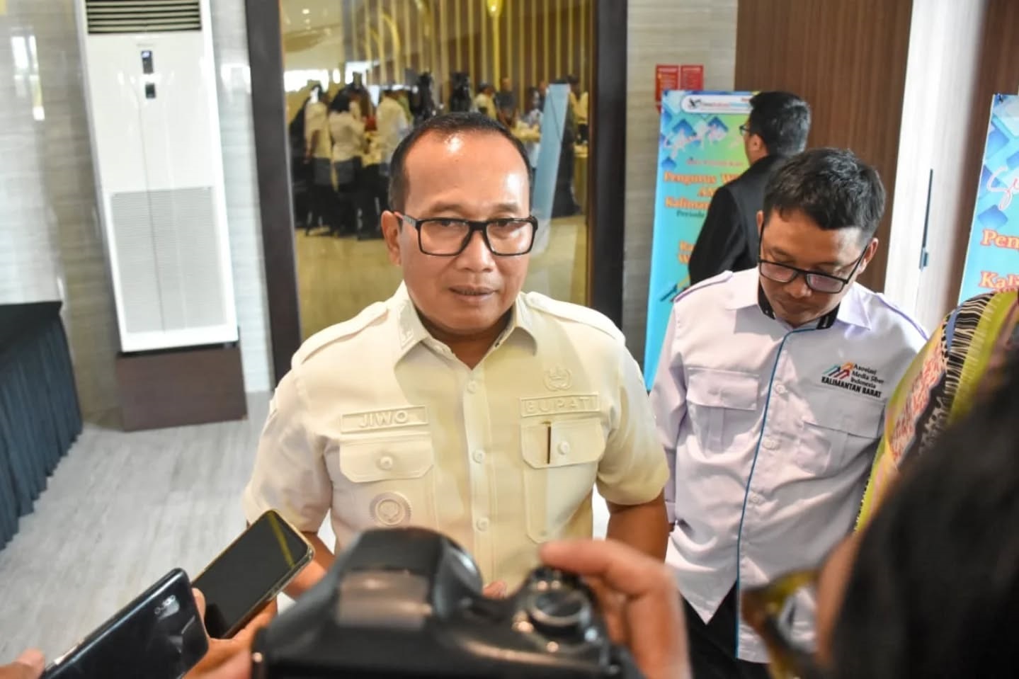 WAWANCARA: Bupati Kubu Raya, Sujiwo diwawancarai usai menghadiri pelantikan Pengurus Asosiasi Media Siber Indonesia (AMSI) Kalimantan Barat di Qubu Resort, Rabu (3/9).