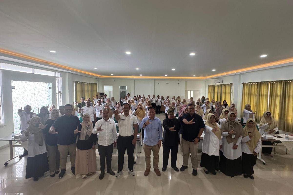 General Manager Bandara Internasional Supadio, Muhamad Iwan Sutisna (enam dari kanan), berfoto bersama peserta dan pihak terkait usai pembukaan pelatihan literasi Kurikulum Merdeka di Kubu Raya.
