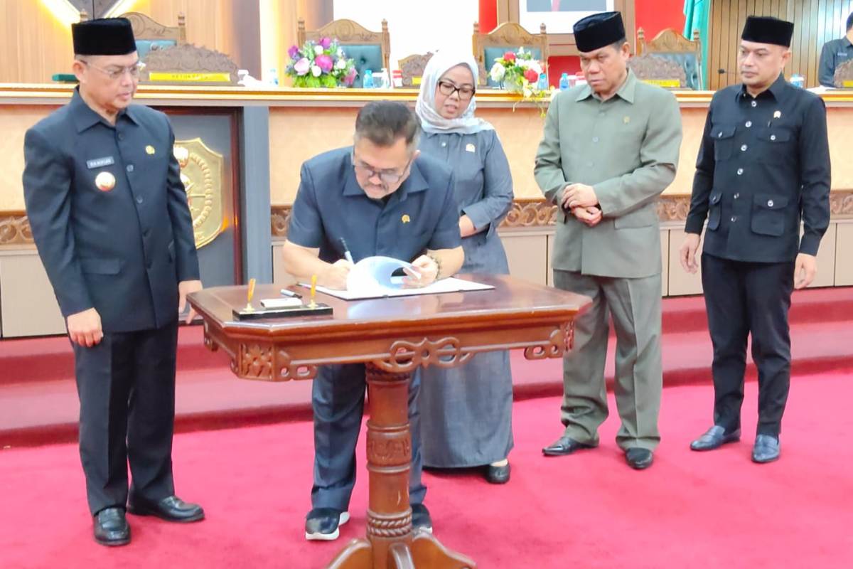 Pimpinan DPRD dan Gubernur Kalbar menandatangani kesepakatan APBD Perubahn 2025.